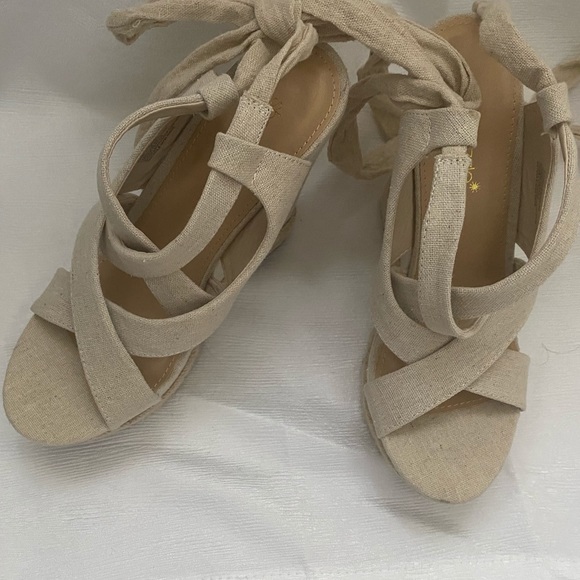 Wedge, tie up on ankle shoe - Picture 3 of 5